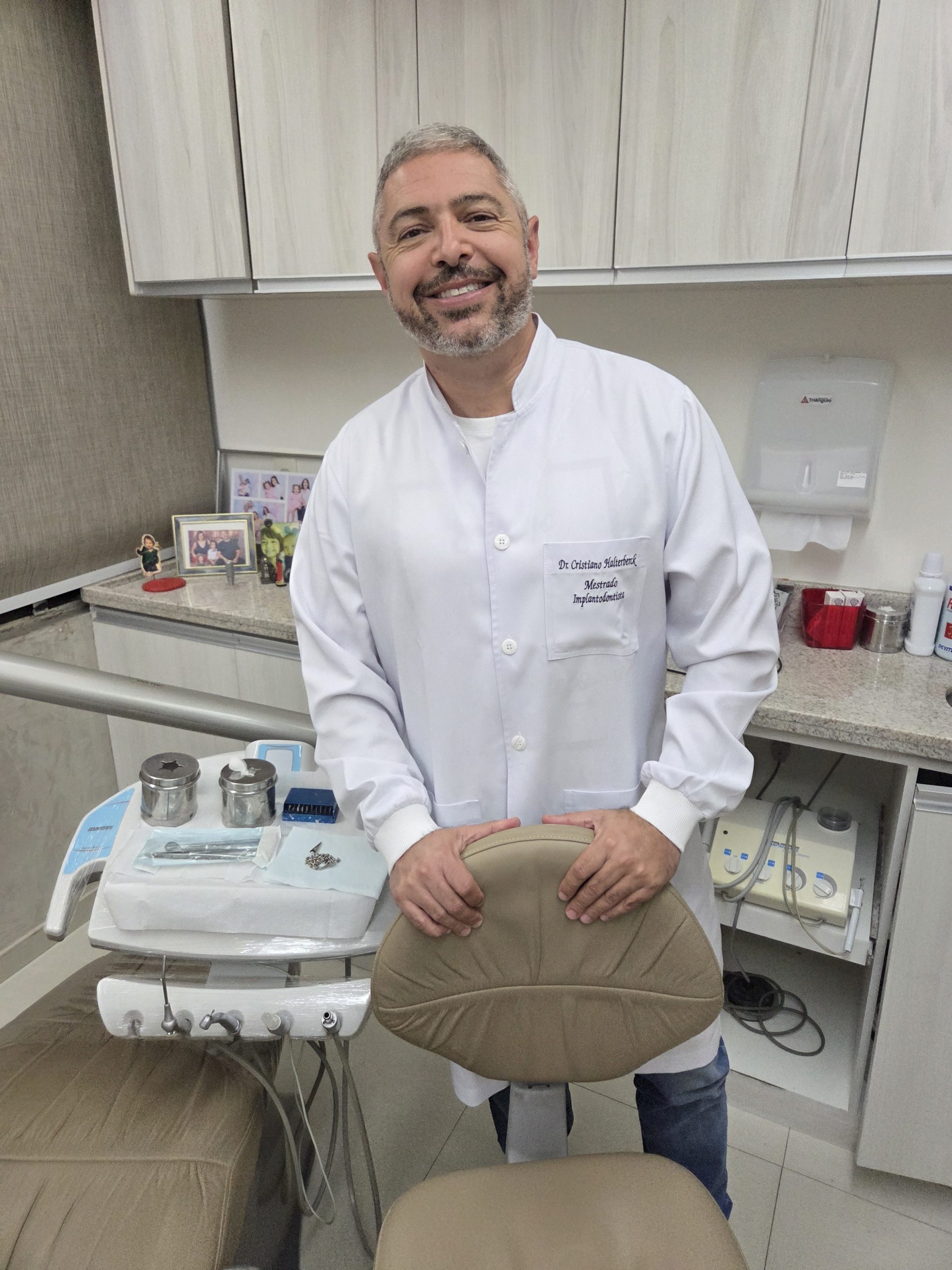 Dr. Cristiano Halterberck — Especialista em Implantodontia